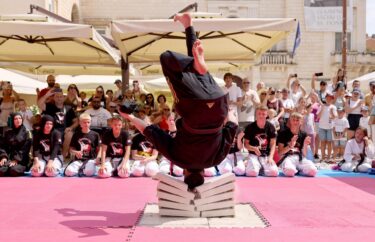 Slika od Pogledajte kako su članovi taekwondo kluba Donat na Trgu glavama lomili cigle!