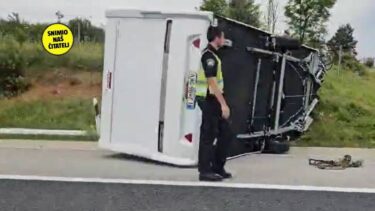 Slika od Pogledajte snimku: Kod Gospića se prevrnuo kamper, morali su zatvoriti jednu traku autoceste