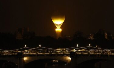 Slika od Pokisli defile Seinom postao spektakl svjetla: Pariz na vatrenom balonu uletio u Olimpijske igre