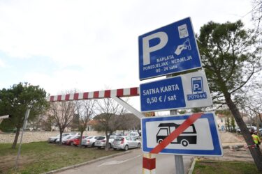 Slika od Policija je u nedjelju morala intervenirati u nekoliko tučnjava po Zadarskoj županiji zbog parkinga! Tuku se i žene i stariji, evo detalja