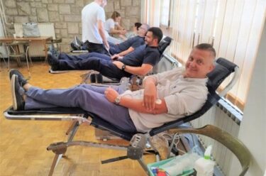Slika od Policijski načelnik Dino Dolušić 40. put darovao krv u sklopu tradicionalne akcije darivanja