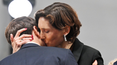 Slika od Poljubac Macrona i ministrice sporta šokirao javnost: “Ovo je poljubac ljubavnika”