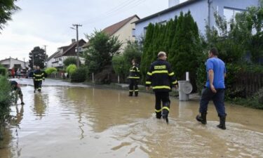 Slika od Potoci postali rijeke i poplavili zgrade, ljudi evakuirani, a šteta je milijunska