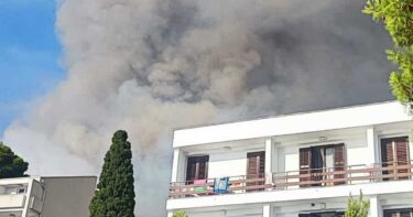 Slika od Požar iz Tučepa se širi, u Podgori ugrožene kuće. Krenula evakuacija. “Fali cisterni”