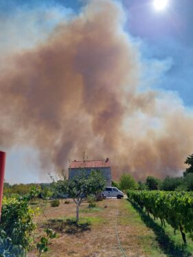 Slika od Požar s požarišta Zemunik Donji proširio se na prostor vojarne u Zemuniku, situacija je pod kontrolom