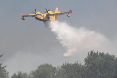 Slika od Požar se proširio na prostor vojarne u Zemuniku; MORH: Angažirani su protupožarni avioni, osoblje u stanju pripravnost