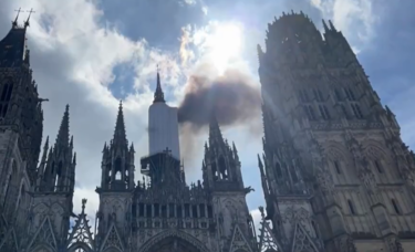 Slika od Poznata katedrala u Rouenu u plamenu! Iz tornja suklja dim, posjetitelji evakuirani