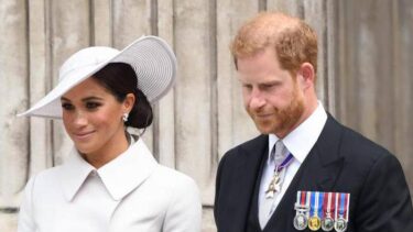 Slika od Princ Harry i Meghan prekinuli tradiciju dugu 64 godine! Svojoj djeci su promijenili prezime…