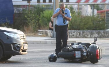 Slika od Prometna nesreća na raskrižju kod Supernove – Slovenac (65) teretnim vozilom zakačio motociklistu (27) i teško ga ozlijedio