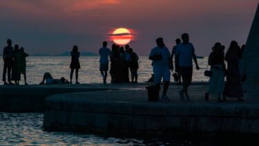 Slika od Puni Mjesec i zalazak Sunca ukrasili su nebo diljem Hrvatske
