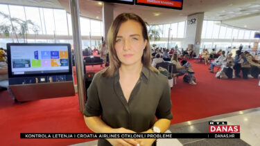 Slika od Reporterka Ana Mlinarić i snimatelj Mario Špoljarić zapeli na aerodromu u Parizu