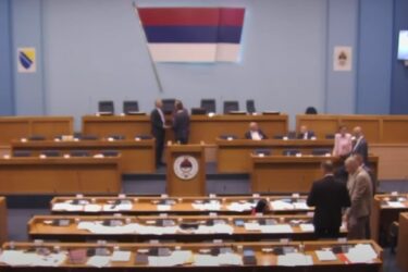Slika od Republika Srpska izglasala uvođenje grba s dvoglavim orlom i srbijanske himne: Neće im proći