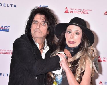 Slika od Rock glazbenik Alice Cooper, poznat po svojim zastrašujućim nastupima, prerezao je vrat kćeri: ‘Ja sam tvoj otac…‘