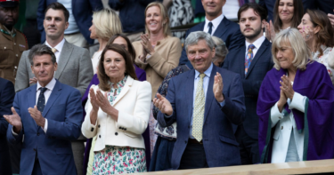 Slika od Roditelji Kate Middleton nakon dugo vremena viđeni u javnosti, bili su na Wimbledonu