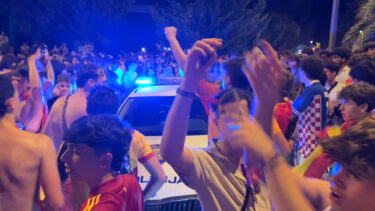 Slika od Španjolci u Splitu ‘okupirali’ policijski automobil i oko njega slavili europski naslov