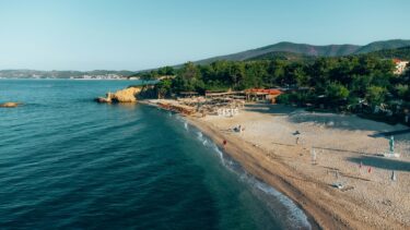 Slika od Srbinu zabranili ulazak na plažu: ‘Daj 25 eura ili leti preko stijene’