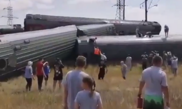 Slika od Stižu stravične snimke iz Rusije: Prevrnuo se ogroman vlak, preko stotinu ozlijeđenih