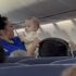 Slika od Stjuardesa divnom gestom umirila uplakanu bebu