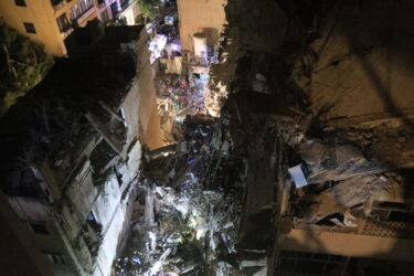 Slika od Stravične scene iz Bejruta: Najmanje jedna osoba poginula, pretražuju ruševine. ‘Ovo je zločinački čin’