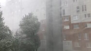 Slika od Superćelijska oluja u Sloveniji: Vozači se sklanjali ispod nadvožnjaka, šire se apokaliptične snimke