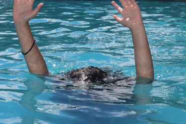 Slika od Svakoga dana u svijetu se utopi više od 650 osoba. Učite djecu plivati i pazite na njih dok se kupaju! Evo savjeta