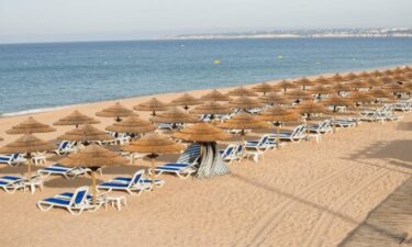 Slika od Sve nas ‘žulja’ gomila ležaljki na plaži: Evo kako su Grci doskočili tom problemu
