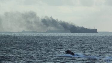 Slika od Tankeri se sudarili i zapalili blizu Singapura, posadu spasili
