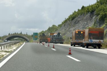 Slika od Teška prometna nesreća na autocesti u smjeru čvorišta Benkovac: tegljač s prikolicom zabio se u češko vozilo, na njih naletjelo još jedno auto…