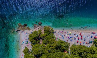 Slika od Tirkizno more i stotine metara hlada: Jedna od najljepših plaža svijeta nalazi se u Dalmaciji