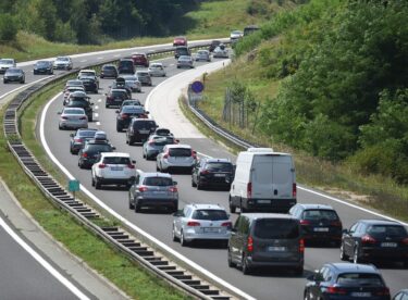 Slika od Turisti hrle prema Zadru, stvaraju se gužve na autocestama: zbog prometne nesreće kod čvora Benkovac u smjeru juga vozi se jednim trakom usporeno