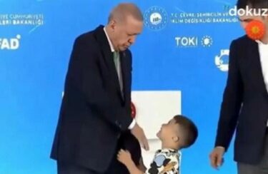 Slika od Turski predsjednik ošamario razdraganog dječaka zbog banalnog razloga: pogledajte snimku koja je izazvala bijes mnogih!