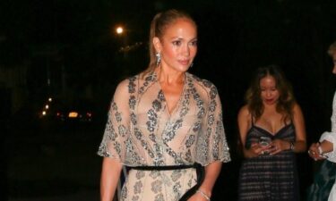 Slika od U prekrasnoj haljini J. Lo slavila važan dan, a svi se pitaju samo jedno