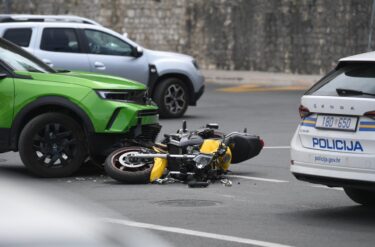 Slika od U prometnoj nesreći na Obali kralja Tomislava teško ozlijeđena 42-godišnja Zadranka: dok je vozila motor, na nju je naletio 24-godišnji vozač!