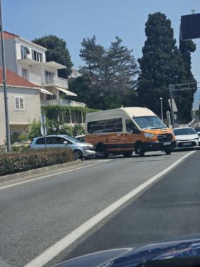 Slika od U prometnoj nezgodi sudjelovali auto i Libertasov minibus