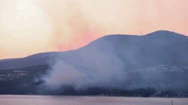 Slika od Vatrogasci i drugu noć dežuraju na požarištu blizu Trogira