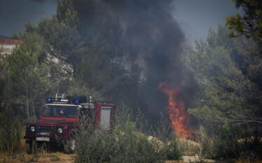 Slika od Vatru u zaleđu Skradina gase dva kanadera, na terenu je 110 vatrogasaca