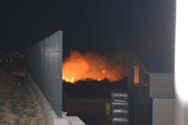 Slika od Veliki požar izbio u Kaštelima: Planulo je u blizini trgovačkog centra