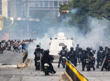 Slika od Venezuela: Maduro poslao vojsku na prosvjednike, tvrdi da je riječ o državnom udaru