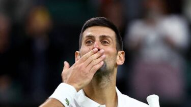 Slika od VIDEO Đoković se pravio kako gađa penal, Englezi prekinuli meč na Wimbledonu i slavili!