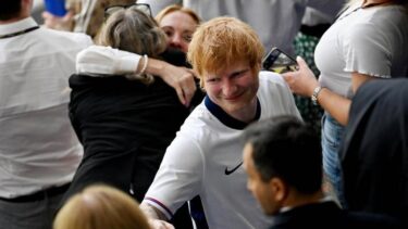 Slika od VIDEO Ed Sheeran Englezima je zasvirao u kampu, navijači su u čudu: ‘Zar nisu dovoljno patili?’