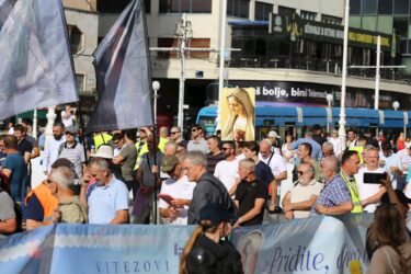 Slika od VIDEO Klečavci molili na Trgu bana Jelačića, protuprosvjednici bubnjali