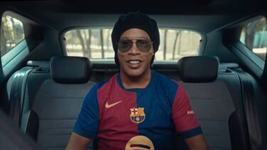 Slika od VIDEO Ronaldinho predstavio novi dres Barcelone, navijači oduševljeni: Šteta da ne zaigra