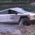 Slika od VIDEO U Slovačkoj testirali Cybertruck, auto zaglavio na obali jezera