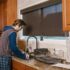 Slika od Vodoinstalater otkrio malu grešku koju svi rade u kuhinji, a koja vas može koštati stotine eura