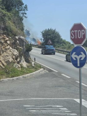 Slika od Vozači, pazite gdje bacate opuške: Vatrogasci iznad našeg turističkog bisera spriječili katastrofu, opreza nikad dosta