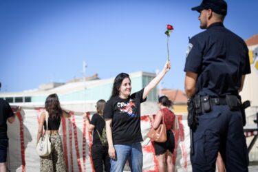 Slika od Zagrebačka umjetnica Arijana Lekić-Fridrih u Šibeniku stala pred molitelje: ‘Oprez mizoginija‘