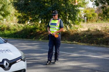 Slika od Zaustavljen u prometu jer je tijekom vožnje nepropisno koristio mobitel, vozač vrijeđao policijske službenike koji mu našli tablete bez recepta