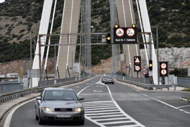 Slika od Zbog jakog vjetra na Mostu dr. Tuđmana zatvoren promet za prvu skupinu vozila