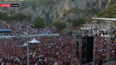 Slika od Automobili se još slijevaju prema stadionu na kojem će Thompson održati povratnički koncert