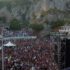 Slika od Automobili se još slijevaju prema stadionu na kojem će Thompson održati povratnički koncert